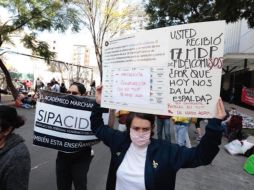 Científicos se manifiestan hoy frente al Senado mexicano a favor de mantener los fideicomisos. SUN/B. Fregoso