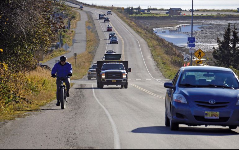 Habitantes evacuan Homer, Alaska, tras la alerta de tsunami para las zonas bajas. AP/Homer News/M. Armstrong