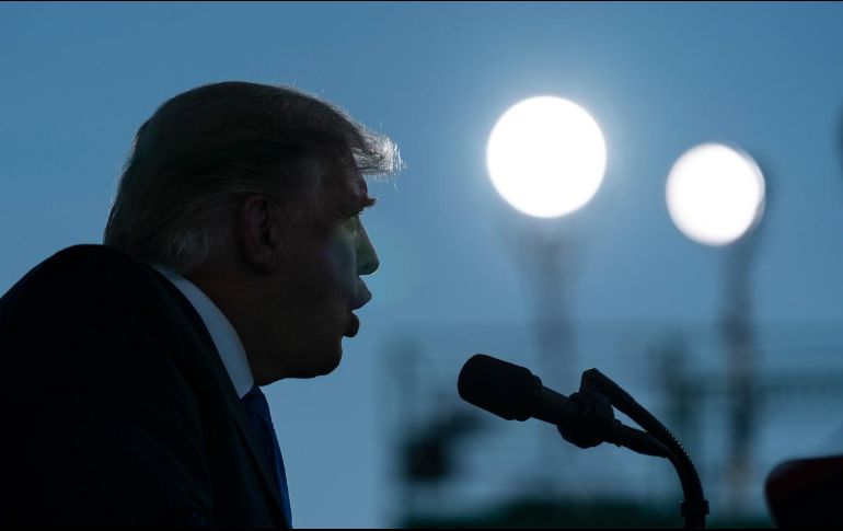 El mandatario tachó de “bastardos repugnantes” a los responsables de la cadena CNN por seguir informando sobre la enfermedad que ya ha matado a más de 220 mil personas en EU. AP