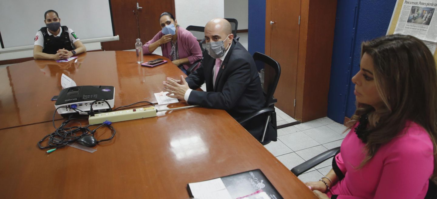 Mesa de redacción.  Alejandra Franco (comisaria),  Alicia María Ocampo  (del  Instituto de las Mujeres),  Ismael del Toro (alcalde)  y  Claudia Gabriela Salas  (regidora), explican los programas y presupuestos para combatir la violencia contra las mujeres. EL INFORMADOR •  F. Atilano