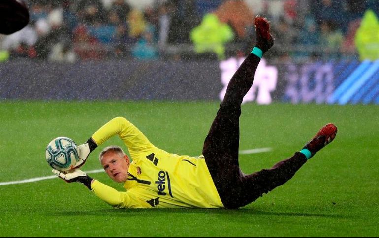 El guardameta alemán Marc André ter Stegen prorroga su contrato por tres años más, fijándose una cláusula de rescisión en 500 millones de euros. EFE/R. Jiménez