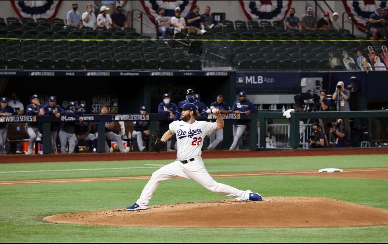 Clayton Kershaw bajó de la loma después de ponchar a ocho toleteros. AFP/R. Carr