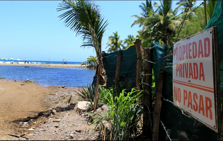 En el caso de que no existan vías públicas o accesos desde la vía pública, los propietarios de terrenos colindantes con la zona federal marítimo terrestre deberán permitir el libre acceso a la misma. EL INFORMADOR / ARCHIVO