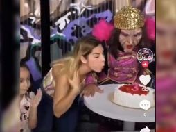 Usuarios de Internet han compartido memes donde aseguran que “la niña de rayas” es hija de Karla y Américo Garza. TWITTER