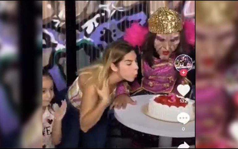 Usuarios de Internet han compartido memes donde aseguran que “la niña de rayas” es hija de Karla y Américo Garza. TWITTER