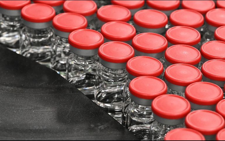 La vacuna de Oxford es uno de los inmunizantes contra el COVID-19 que se está probando en Brasil, donde la pandemia ya deja cerca de 155 mil fallecidos y 5.3 millones de infectados. AFP / ARCHIVO