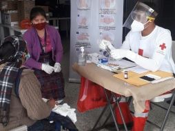 Un trabajador de la Cruz Roja realiza labores de atención médica en medio de la pandemia, en Guatemala. EFE/Cruz Roja Internacional