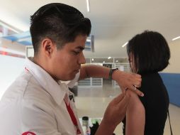 Para recibir la vacuna en el Seguro Social o el ISSSTE no es necesario ser derechohabiente. EL INFORMADOR/Archivo