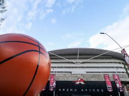 Cuatro jugadores fueron suspendidos el domingo por la LNBP tras haber roto previamente el protocolo sanitario al posar para una fotografía con un aficionado, sin portar el cubrebocas. IMAGO7