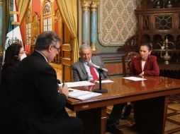 En la plática, López Obrador estuvo acompañado de su esposa, Beatriz Gutiérrez Müller, y el canciller Marcelo Ebrard. FACEBOOK/Andrés Manuel López Obrador