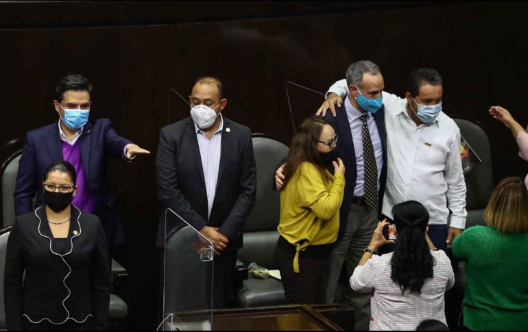 Mientras se realizaba la comparecencia de funcionarios como Zoé Robledo (i), titular del IMSS. SUN/D. Sánchez