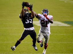 Con 40 segundos en el reloj, Boston Scott (#35) atrapó un pase de Carson Wentz y para anotar y ganar el juego. AP/D. Hamilton