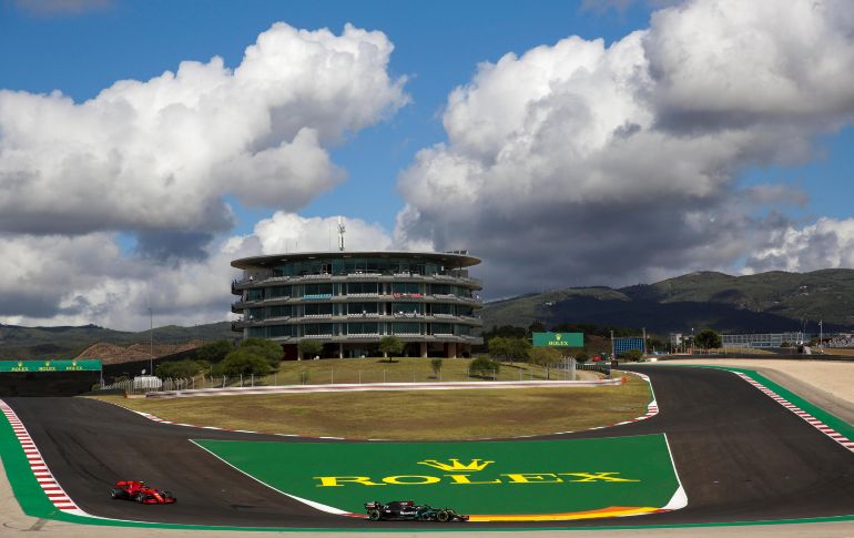 En el primer ensayo hubo salidas de pista y trompos y, además, un incendio por avería en el coche del francés Pierre Gasly, por lo que este se interrumpió 15 minutos. EFE / A. Franca