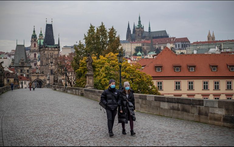 La medida, que estará en vigor hasta el 3 de noviembre, ha causado una oleada de quejas en las redes sociales, donde algunos afectados han pedido con insistencia visados para su pareja sentimental extranjera. EFE / N. Divisek