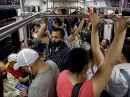 Algunos entornos como el transporte público, no han podido cumplir con las medidas de distanciamiento social. EL INFORMADOR / ARCHIVO
