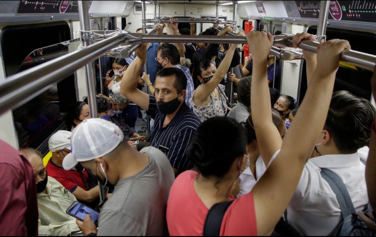 Algunos entornos como el transporte público, no han podido cumplir con las medidas de distanciamiento social. EL INFORMADOR / ARCHIVO