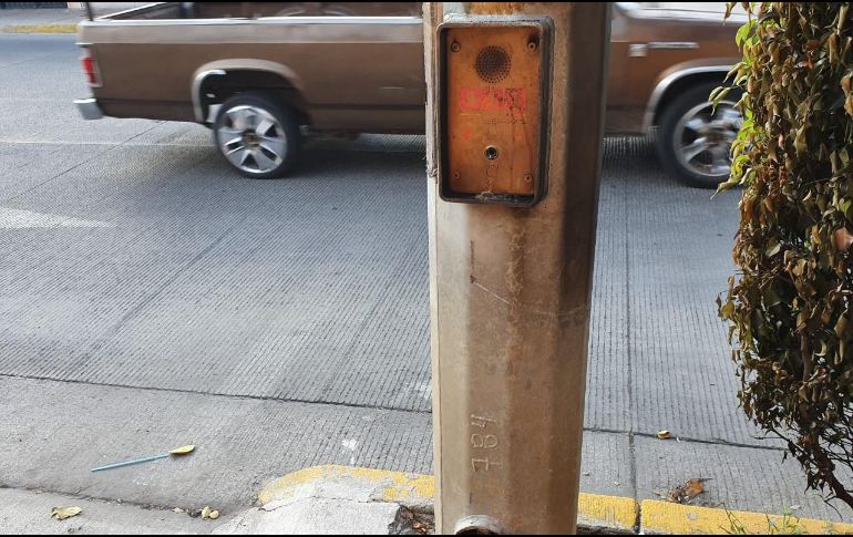 Para ocasionar los daños, delincuentes abrieron el registro en la base del poste por donde les prendieron fuego. ESPECIAL