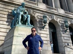 En una de las imágenes se ve al intérprete de 