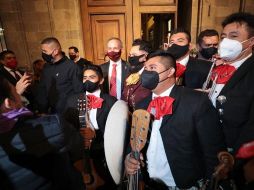 Ante la sorpresa de sus seguidoras, Hugo López-Gatell salió para agradecer el obsequio. En todo momento se mostró emocionado y contento por la serenata. SUN/J. Boites