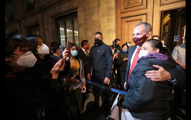 Ante la sorpresa de sus seguidoras, Hugo López-Gatell salió para agradecer el obsequio. En todo momento se mostró emocionado y contento por la serenata. SUN/J. Boites