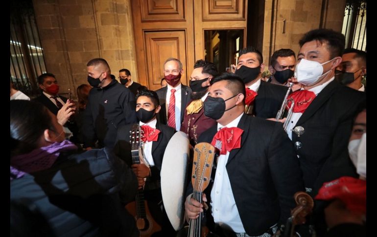 Ante la sorpresa de sus seguidoras, Hugo López-Gatell salió para agradecer el obsequio. En todo momento se mostró emocionado y contento por la serenata. SUN/J. Boites