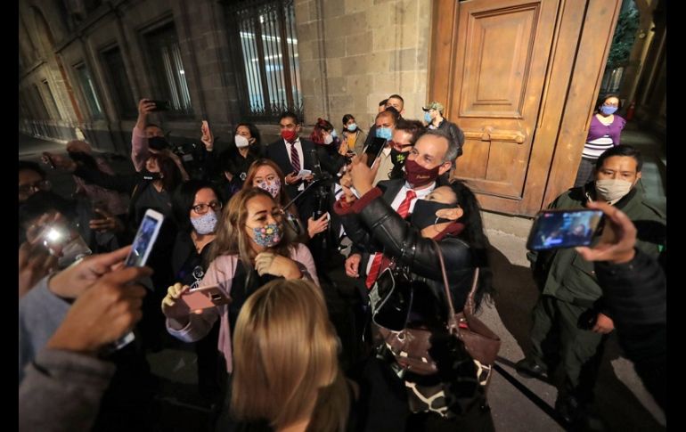 Ante la sorpresa de sus seguidoras, Hugo López-Gatell salió para agradecer el obsequio. En todo momento se mostró emocionado y contento por la serenata. SUN/J. Boites
