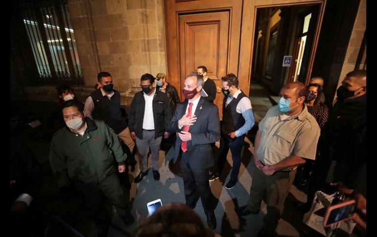 Ante la sorpresa de sus seguidoras, Hugo López-Gatell salió para agradecer el obsequio. En todo momento se mostró emocionado y contento por la serenata. SUN/J. Boites