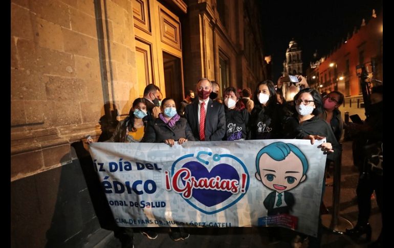 Ante la sorpresa de sus seguidoras, Hugo López-Gatell salió para agradecer el obsequio. En todo momento se mostró emocionado y contento por la serenata. SUN/J. Boites