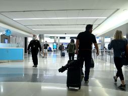 El COVID-19 ha disminuido los viajes aéreos en todo el mundo. AFP/M. Loccisano