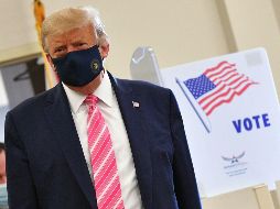 En el centro de votación anticipada, una biblioteca pública, partidarios del presidente, con banderas y carteles, lo recibieron con aplausos y vítores, pero casi no pudieron verlo. AFP / M. Ngan