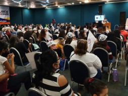 Los asistentes si bien portaban cubrebocas, decenas de ellos se los quitaban para comer galletas, darle sorbos a su café o simplemente lo tenían mal puesto. EL INFORMADOR/S. Blanco