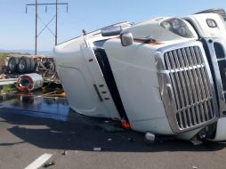 Se prevé que en las siguientes horas se logre devolver sobre sus ejes al trailer y reabrir la circulación de la autopista. ESPECIAL