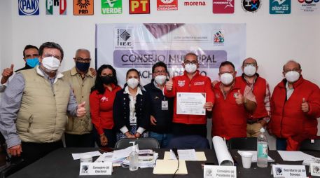 Sergio Baños recibe la constancia de mayoría, con lo que se refrenda su triunfo en las elecciones. TWITTER/@sergiobanosr