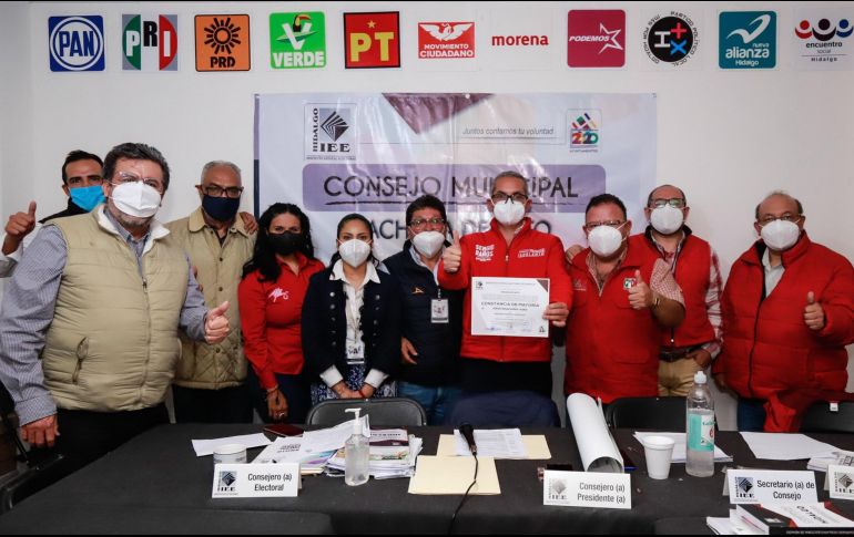 Sergio Baños recibe la constancia de mayoría, con lo que se refrenda su triunfo en las elecciones. TWITTER/@sergiobanosr