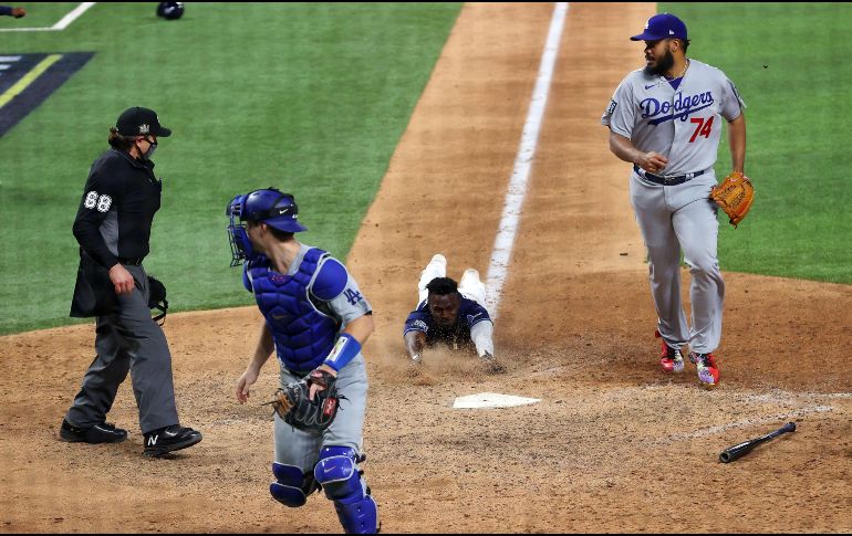 Randy Arozarena anota la carrera de la victoria después de una distracción del catcher Will Smith. AFP/T. Pennington