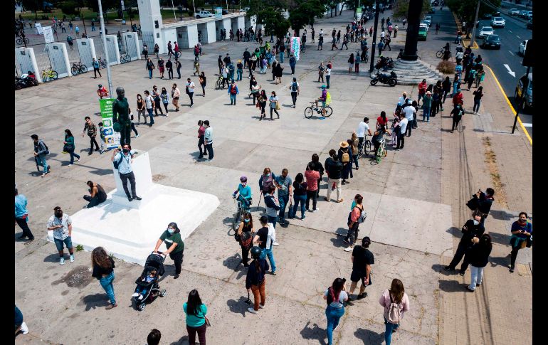 Largas filas en el Estadio Nacional, donde se habilitaron mesas para votar. AFP/J. Torres