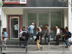 BAJA. Algunos de los usuarios se atrasaron   en el pago de préstamos y servicios. EL INFORMADOR • A. Camacho