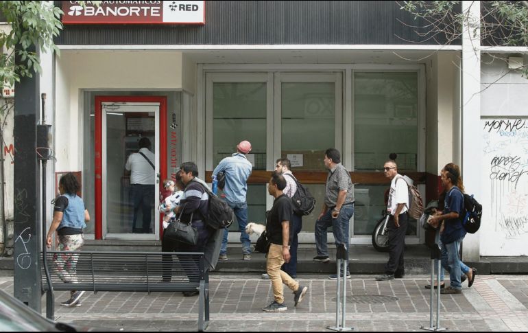 BAJA. Algunos de los usuarios se atrasaron   en el pago de préstamos y servicios. EL INFORMADOR • A. Camacho