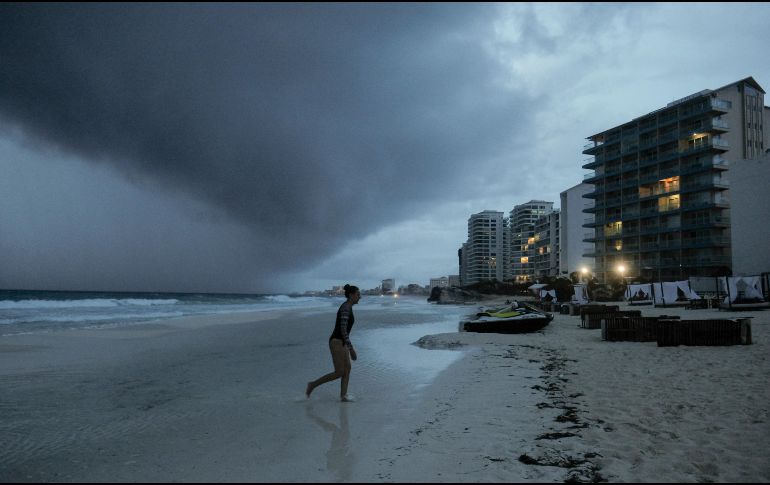 Nubes oscurecen hoy la playa Gaviota Azul en Cancún, Quintana Roo. AP/V. Ruiz
