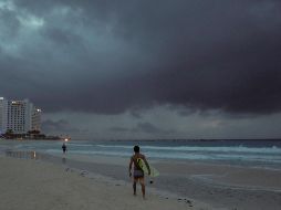 ''Zeta'' tocó tierra al filo de la medianoche del lunes cerca de Tulum, Quintana Roo. AP / V. Ruiz