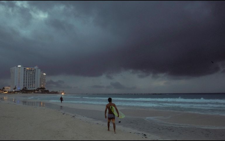 ''Zeta'' tocó tierra al filo de la medianoche del lunes cerca de Tulum, Quintana Roo. AP / V. Ruiz