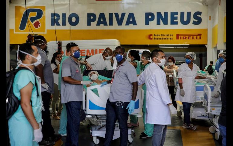 El fuego y el denso humo negro que salía del hospital generó nerviosismo y provocó apuro entre los enfermeros y médicos. EFE/A. Lacerda