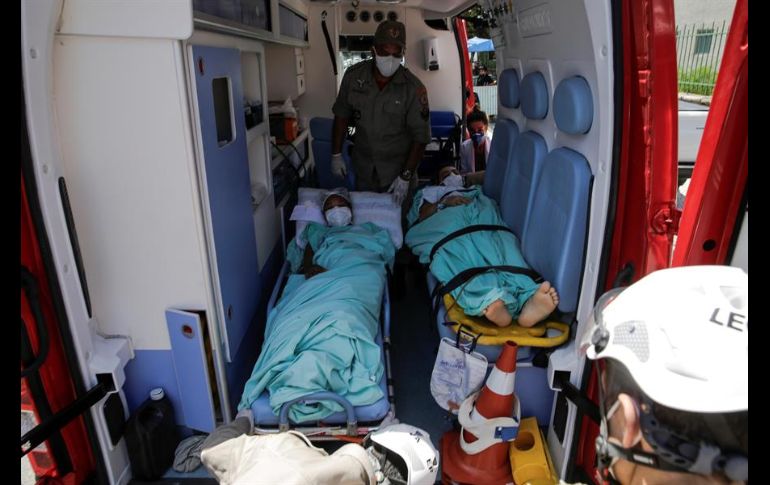 El fuego y el denso humo negro que salía del hospital generó nerviosismo y provocó apuro entre los enfermeros y médicos. EFE/A. Lacerda