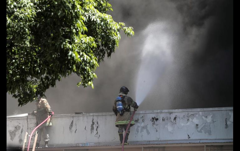 El fuego y el denso humo negro que salía del hospital generó nerviosismo y provocó apuro entre los enfermeros y médicos. EFE/A. Lacerda