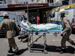 El fuego y el denso humo negro que salía del hospital generó nerviosismo y provocó apuro entre los enfermeros y médicos. EFE/A. Lacerda