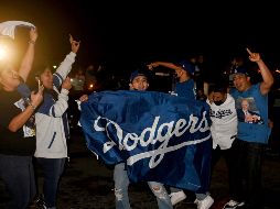 Las imágenes muestran a la gente reunida en grandes cantidades, algunas sin cubrebocas y sin distanciamiento. AP