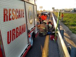 Al hombre que estuvo prensado se le hizo el rescate con equipo neumático y se le trasladó para su atención a Cruz Verde. ESPECIAL/ARCHIVO
