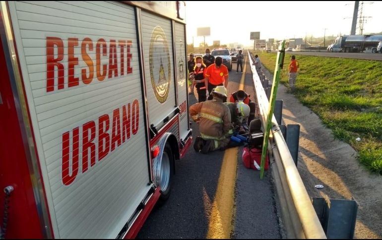 Al hombre que estuvo prensado se le hizo el rescate con equipo neumático y se le trasladó para su atención a Cruz Verde. ESPECIAL/ARCHIVO