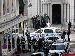 Un hombre entró a la Basílica de Nuestra Señora en el centro de Niza y mató a tres personas. EFE / S. Nogier