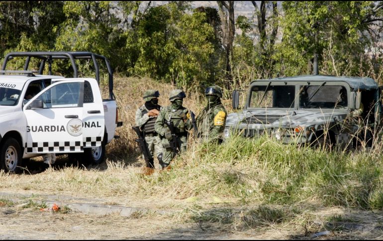 Elementos del Ejército y de la Guardia Nacional resguardan hoy el predio donde se localizaron las fosas en Salvatierra. AP/M. Armas